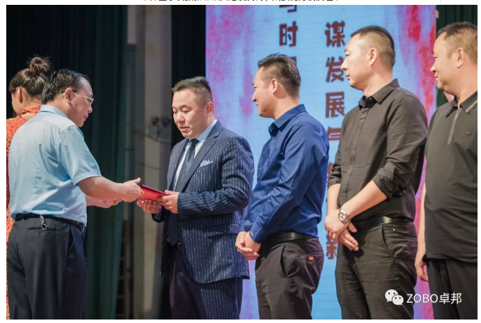 草莓视频APP下载污董事长张新峰应邀出席漯河职业技术学院办学20周年校庆大会 草莓视频APP下载污董事长张新峰应邀出席漯河职业技术学院办学20周年校庆大会
